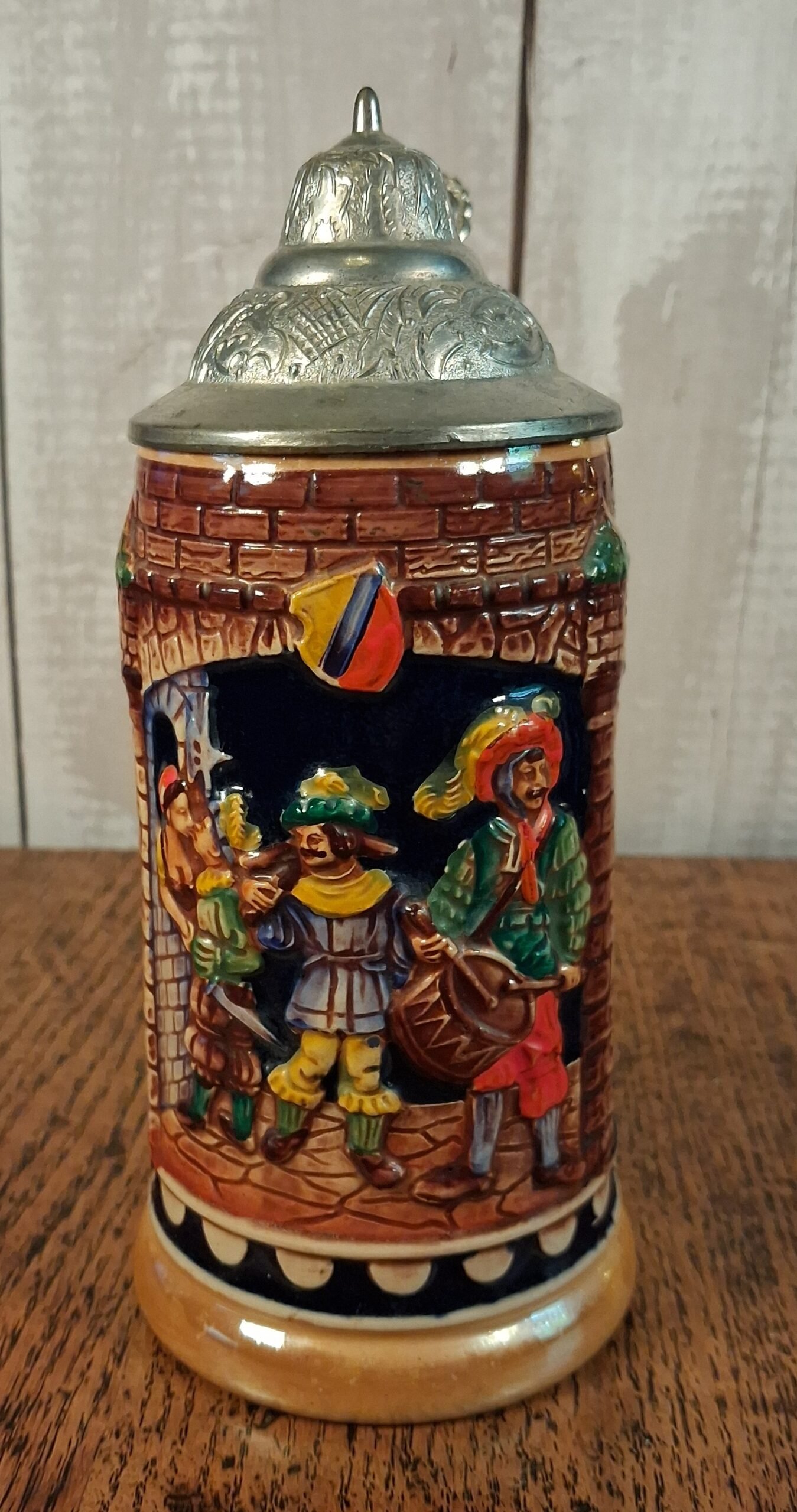 SP Gerz W Germ 3 Muscisians and Horseman 0.5 L 2 A stein of ceramic and pewter depicting 3 muscians, one kissing a barmaid while his fellow musician stabs him
